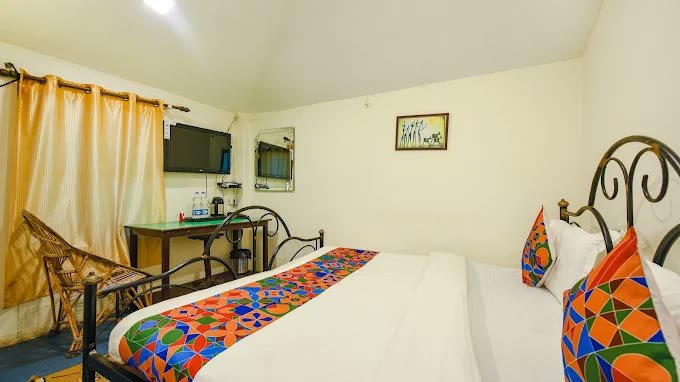 Deluxe room amenities, TV and desk